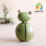 クオーターかえる　赤ちゃんに贈りたい出産祝いはグッドトイ受賞の赤ちゃんガラガラ 京都の工房で手作り知育玩具　クォーター子木のおもちゃarumitoy