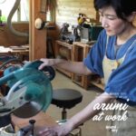 木のおもちゃ作家・多胡歩未さんが電動のこぎりで木材をカットしている様子。木の温もりにあふれた京都・加茂町の工房での制作風景。