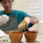 arumitoyの工房で、職人が拭き漆仕上げの木のお椀を製作している様子