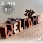 木製アルファベット「WELCOME」を並べたインテリア雑貨。ナチュラルな木の風合いが魅力。