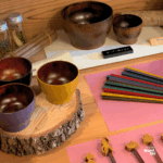 ショップに並ぶ漆塗りの小鉢とカラフルなお箸、ナチュラル木製雑貨の展示コーナー