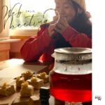 ティーウォーマーで温めた紅茶とジンジャー入りの手づくりスイーツを囲みながら、arumitoyのスタッフが月に一度のWebミーティングを楽しむ様子。木のぬくもりが伝わる工房の冬のひとこま。