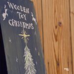 木のおもちゃarumitoyのお店の看板にクリスマスツリー wooden toy Christmasの表示