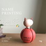 名入れと記念日が入った木製ガラガラ「QUARTER」。赤ちゃんの手に持ちやすい丸い形の、日本製ハンドメイドおもちゃ。
