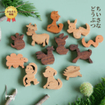 無垢の木で作られた十二支の干支オブジェが並んだ写真。新年を迎えるための木製干支セットで、ナチュラルな色合いとやさしい表情が特徴。