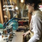 工房で木工作家が丸ノコを使い、「おちびさんのもじとけい」に使う木材を製材している様子