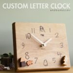 卒園間近の子どもが描いた数字や絵を文字盤にした、木製オーダーメイド時計「おちびさんのもじとけい」。