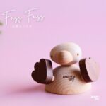 木のおもちゃFuss Fussの足替えパズル。人形の足をおうむ・ぞう・あひる・にんげんに付け替えて遊べる、2歳向け知育玩具。