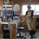 木工房で作り手が制作している様子。機械と手作業を組み合わせ、丁寧に作業しているシーン。